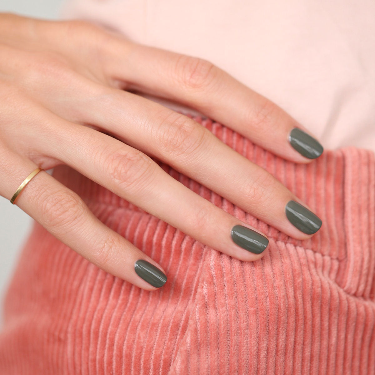 manucurist-green-khaki-vernis-ongles-vert-gris-opaque image 3
