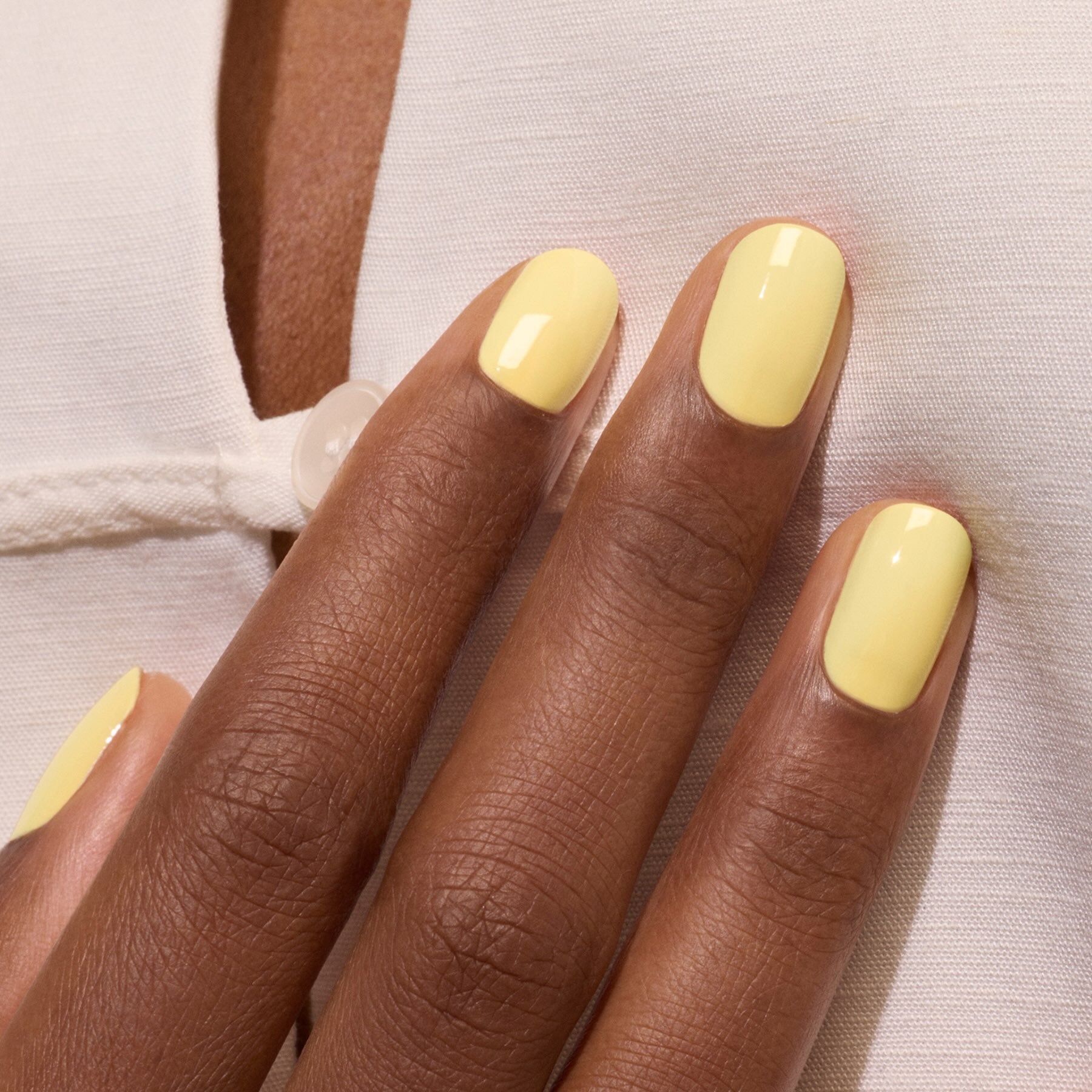 manicurist-green-flash-vernis-semi-permanent-mimosa-jaune-pastel image 2