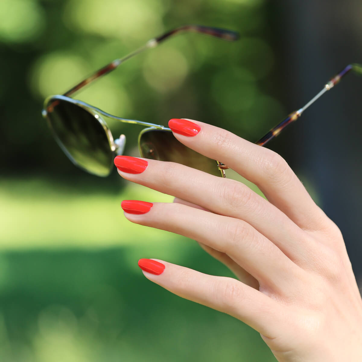 manicurist-green-flash-red-coral-vernis-semi-permanent-rouge image 3