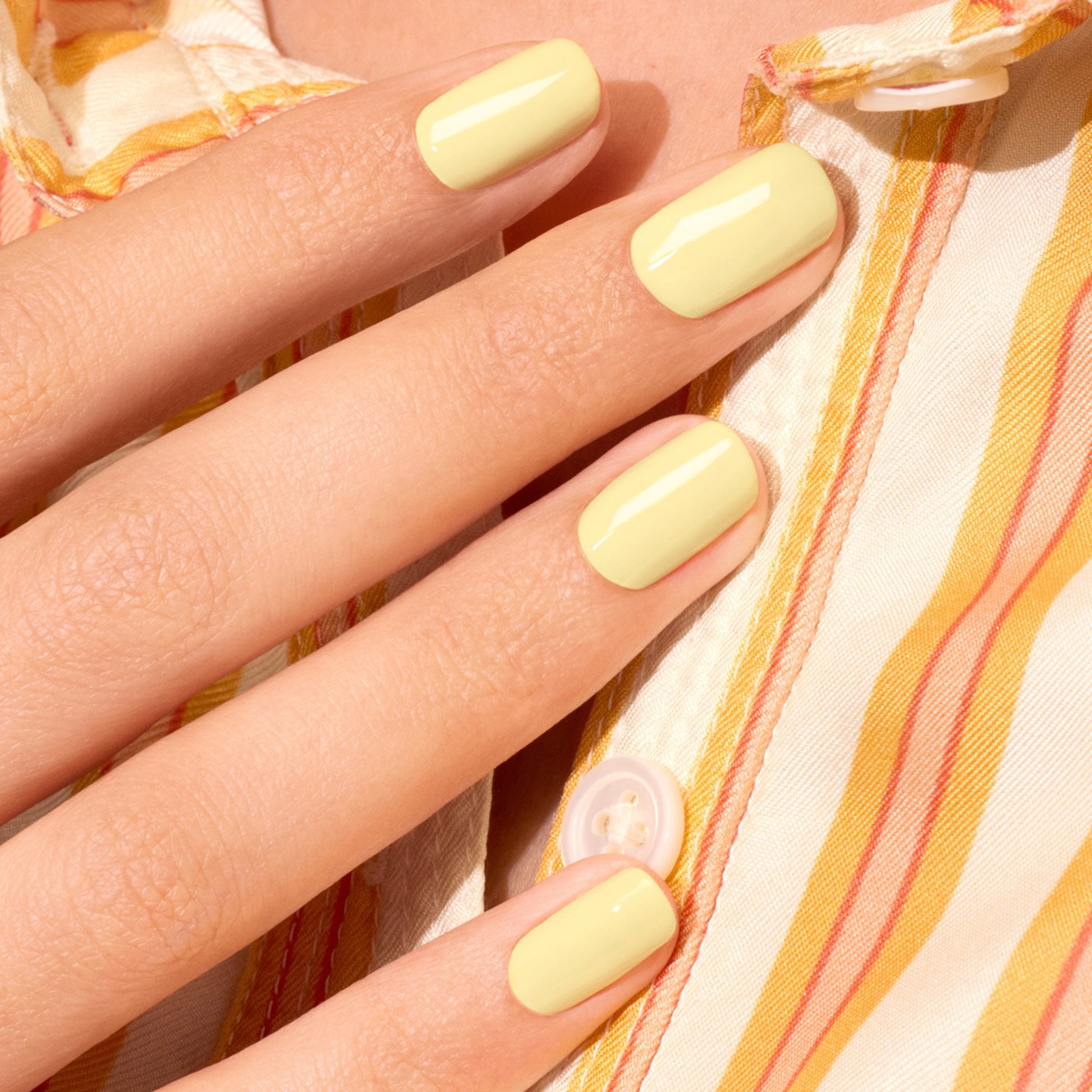 manicurist-green-flash-vernis-semi-permanent-mimosa-jaune-pastel image 3