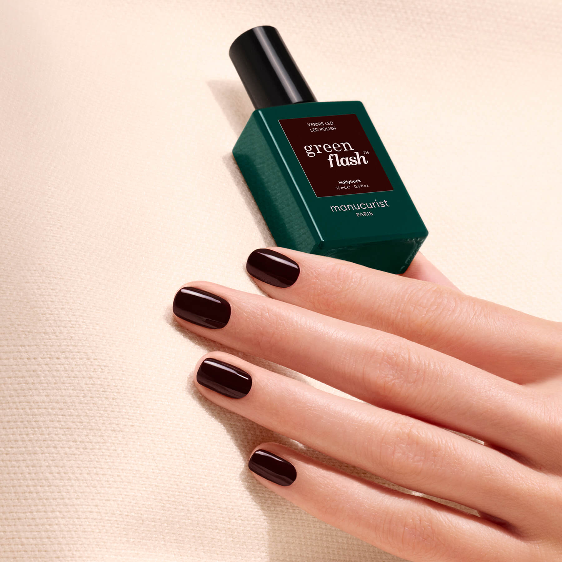 manucurist-green-flash-hollyhock-vernis-semi-permanent-bordeaux image 4