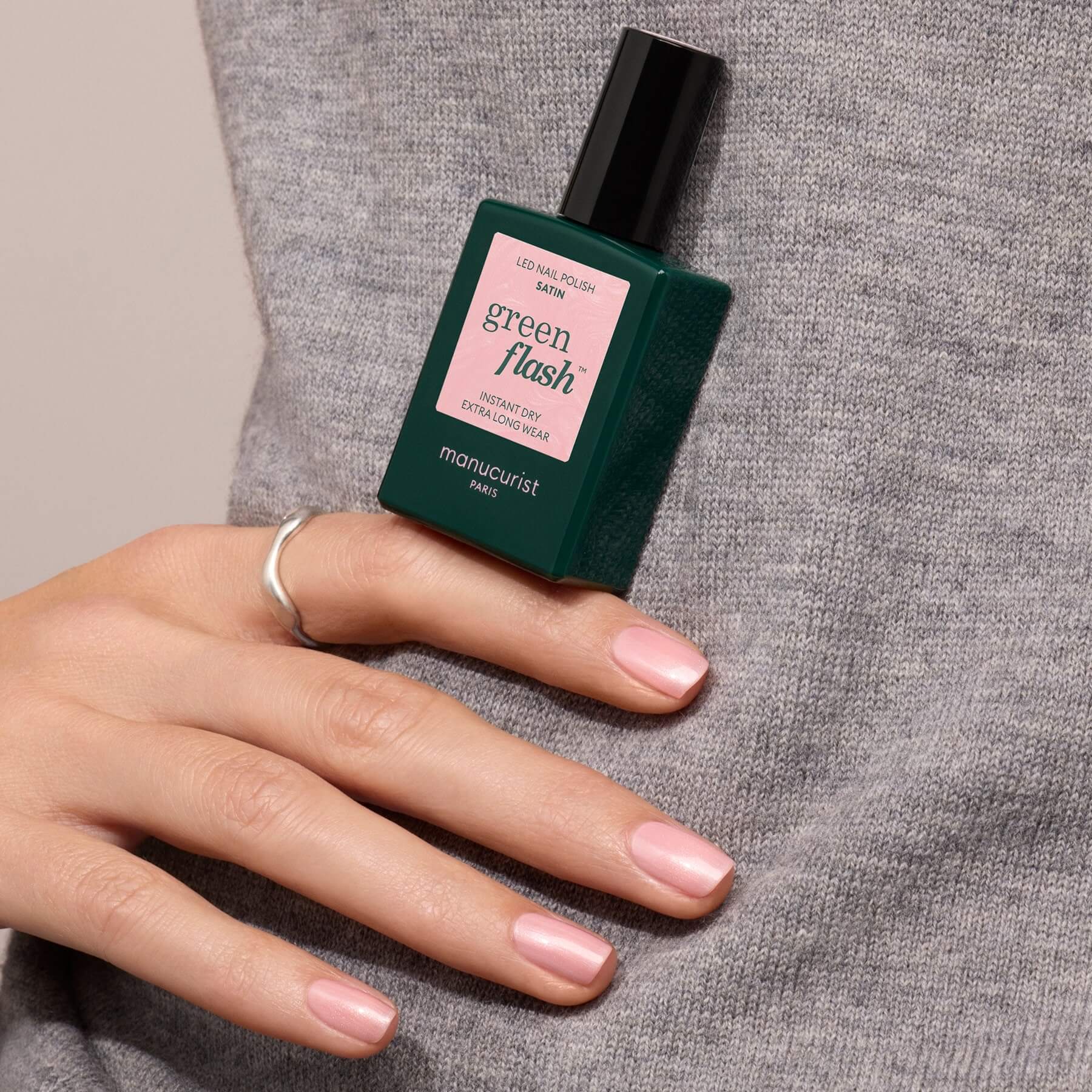 manucurist-green-flash-satin-vernis-semi-permanent-ros-nacr image 4