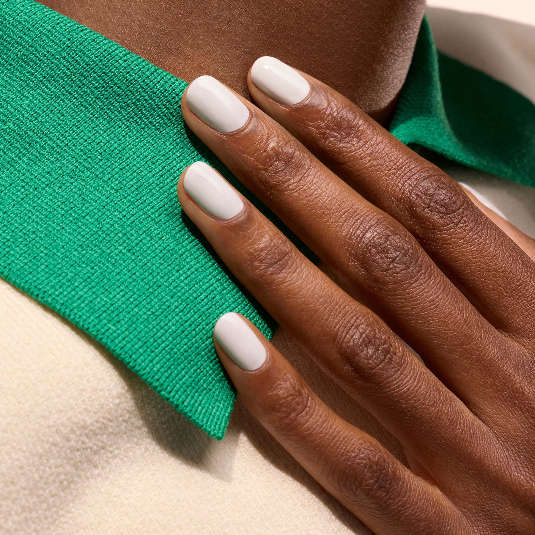 manicurist-green-flash-snow-vernis-semi-permanent-blanc-opaque image 2