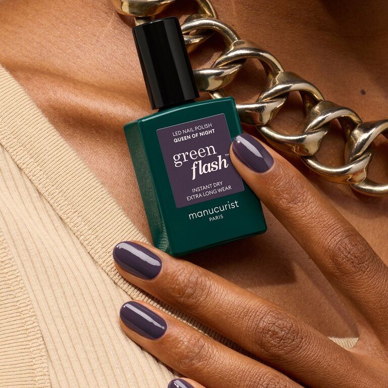 manicurist-green-flash-queen-of-night-vernis-violet-gris image 4