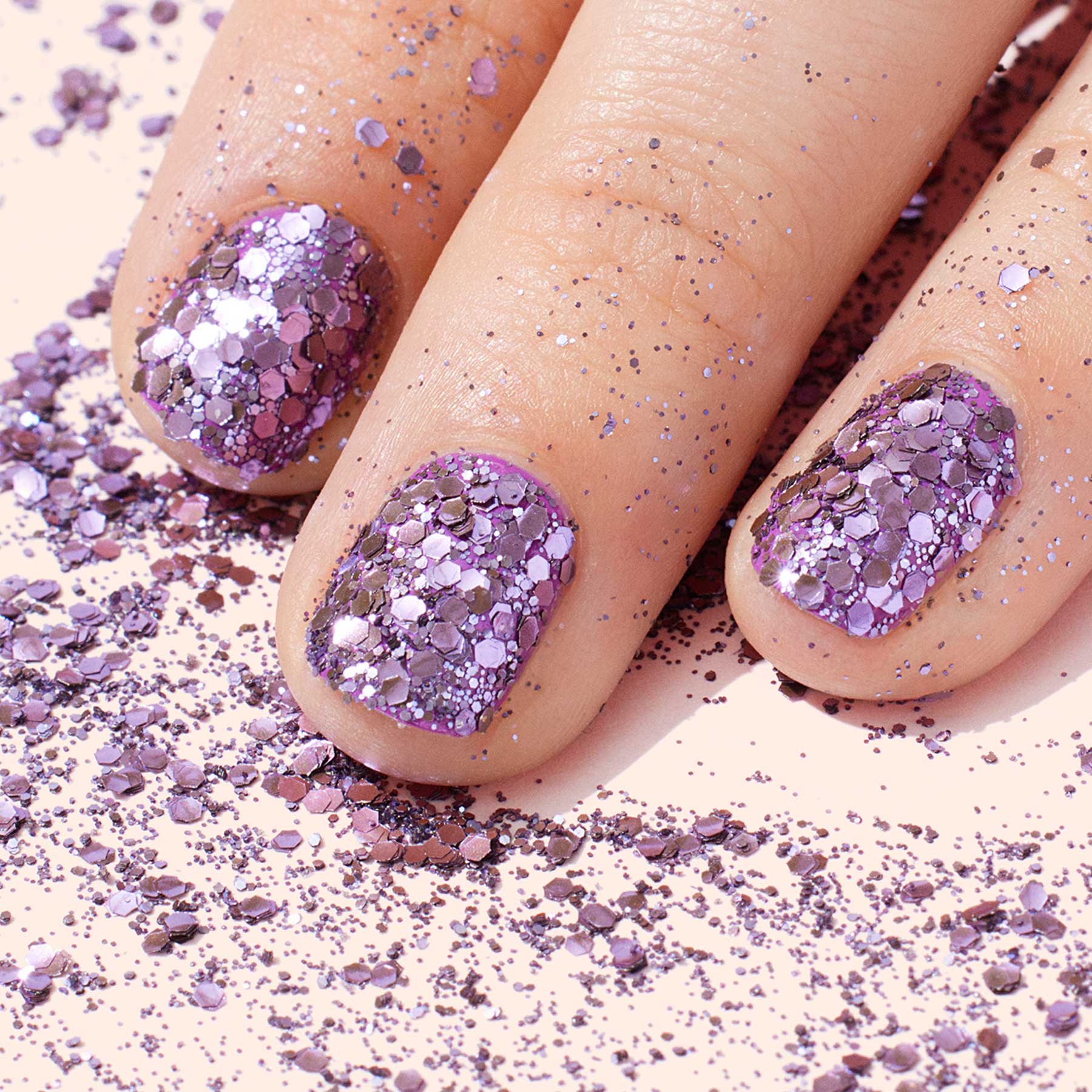 manicurist-lilac-paillettes-ongles-biod-gradables-mauve image 2
