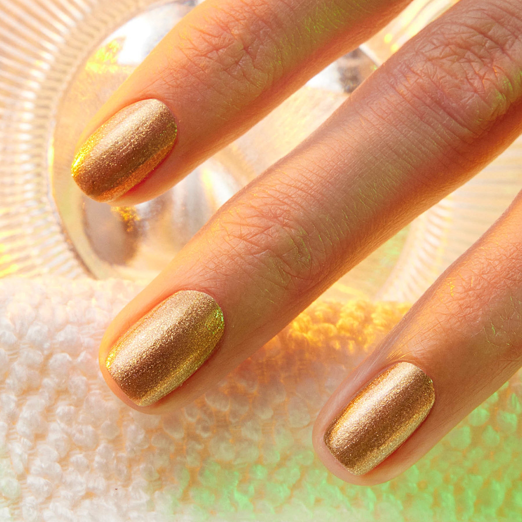 manicurist-green-shimmer-vernis-ongles-dor-bronze-paillet image 2