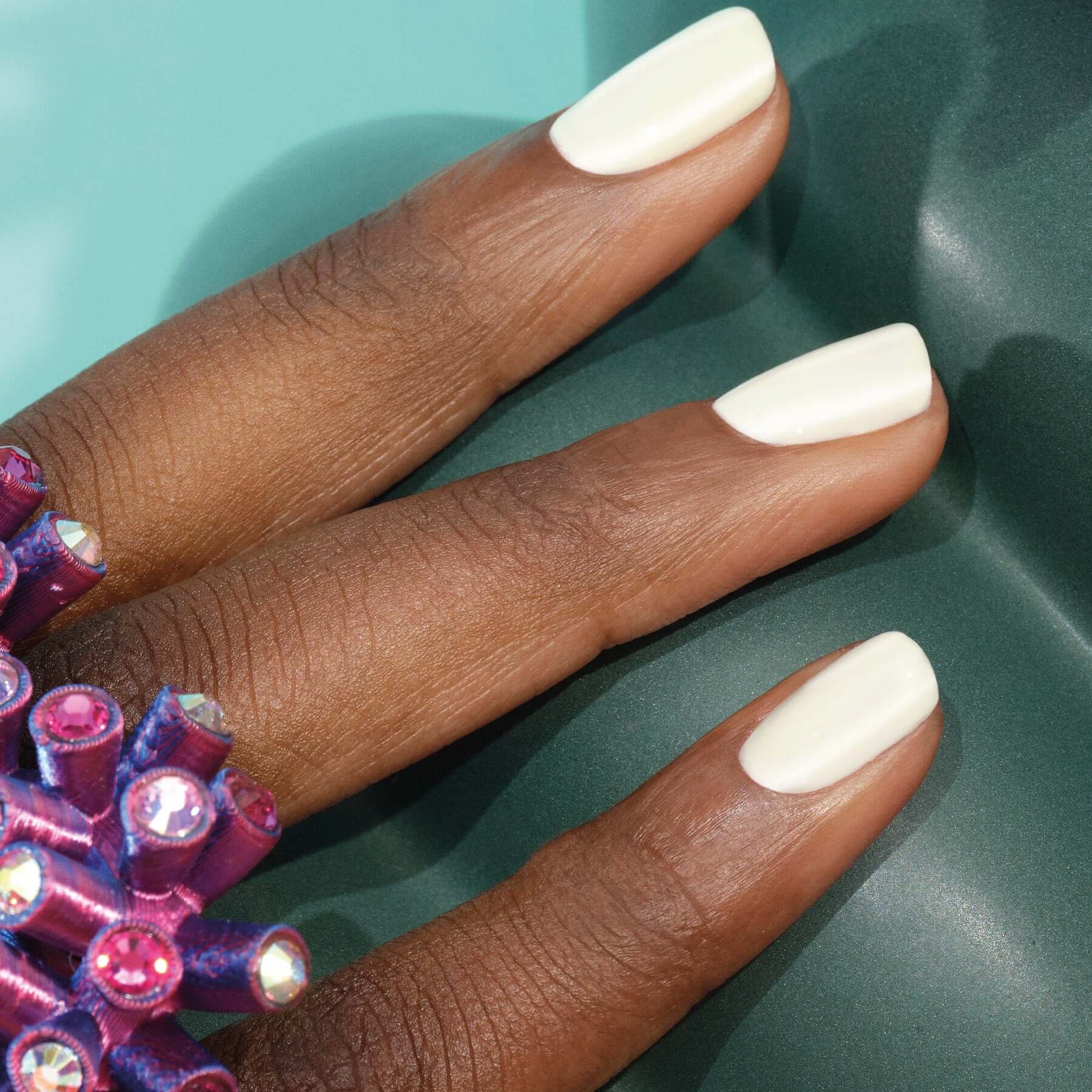 manicurist-green-flash-porcelaine-vernis-semi-permanent-blanc-cass image 2