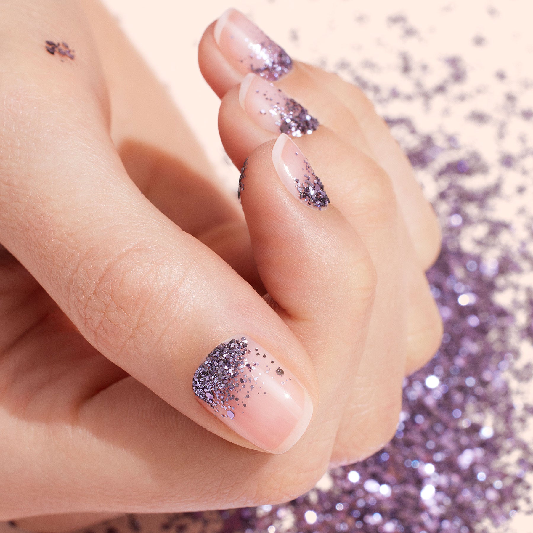 manicurist-lilac-paillettes-ongles-biod-gradables-mauve image 3