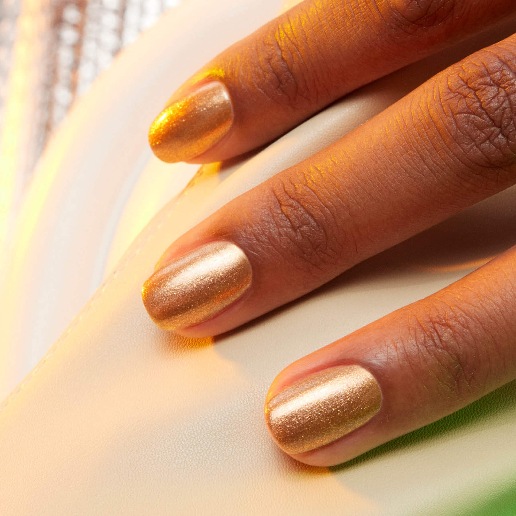 manicurist-green-shimmer-vernis-ongles-dor-bronze-paillet image 3