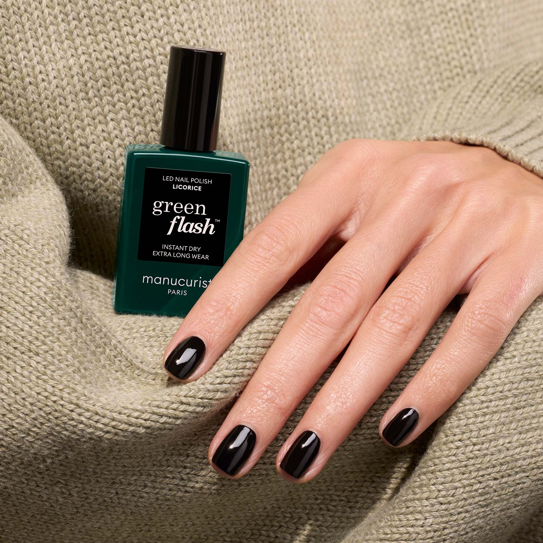 manicurist-green-flash-vernis-semi-permanent-licorice-noir-opaque image 3