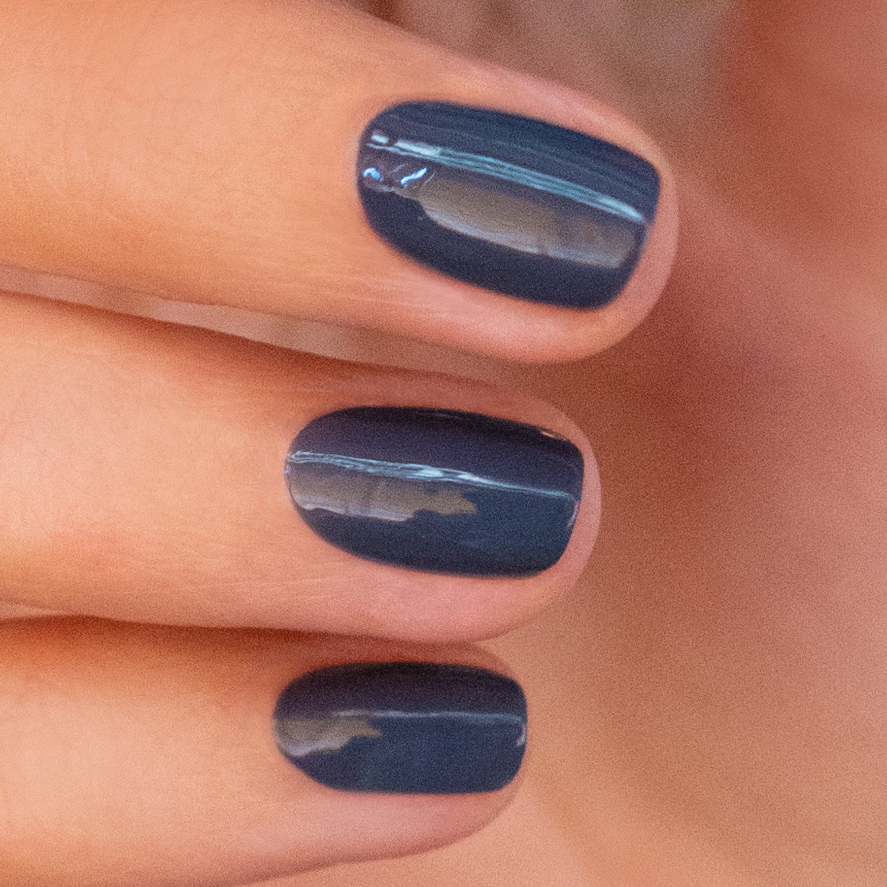 manicurist-green-poppy-seed-vernis-ongles-bleu-gris image 2