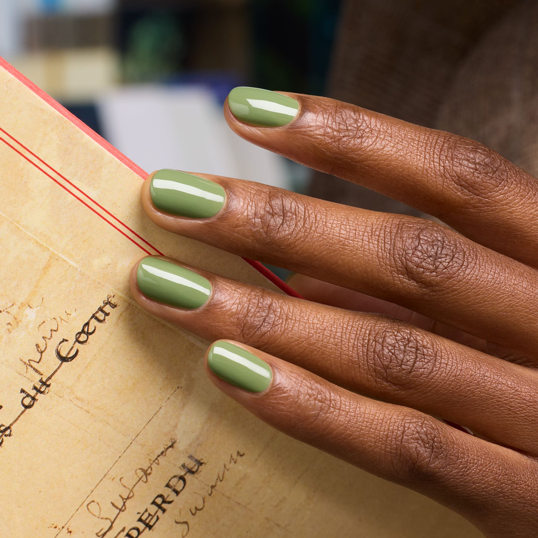 manicurist-green-tuileries-vernis-vert-olive-gris image 2
