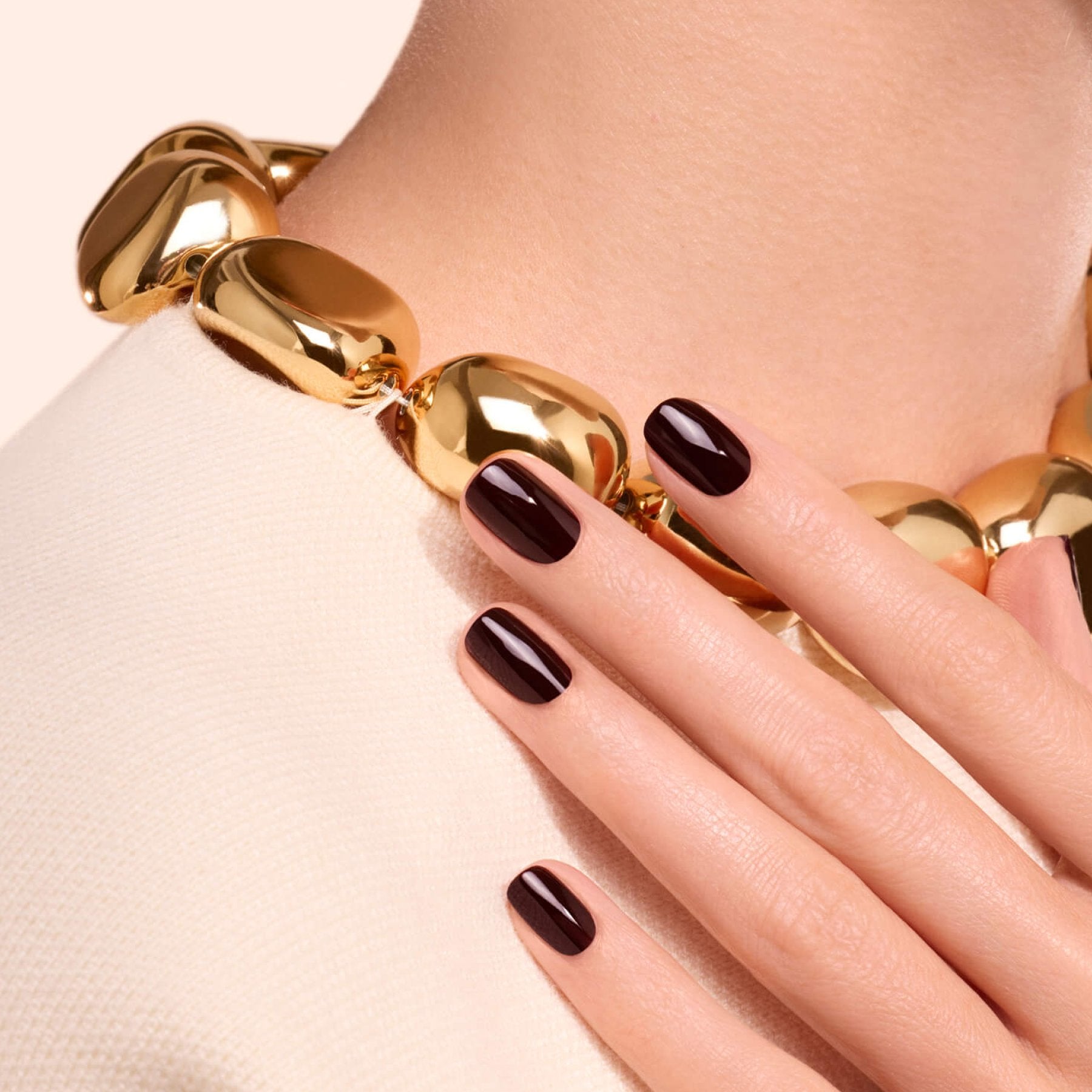 manucurist-green-flash-hollyhock-vernis-semi-permanent-bordeaux image 2