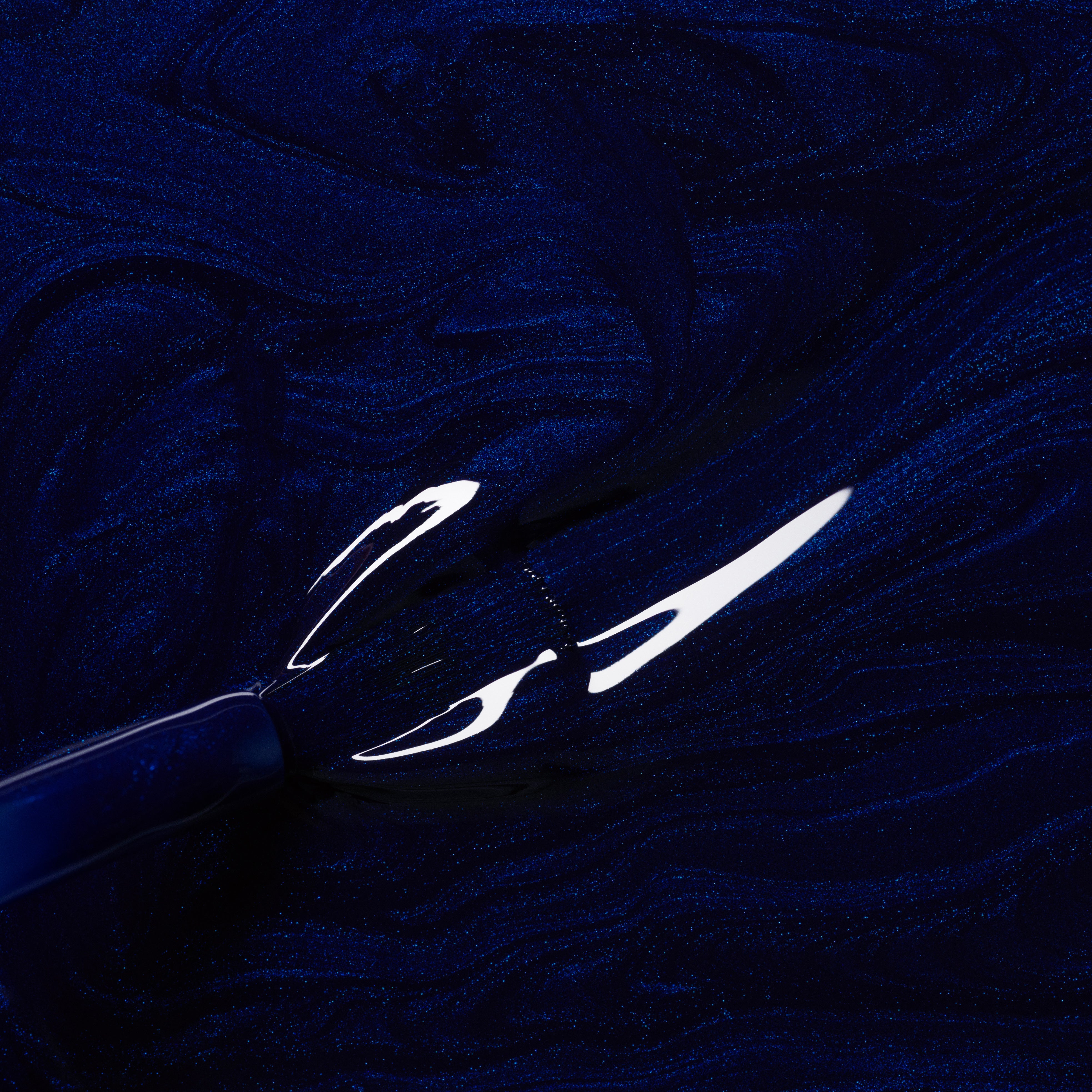 manicurist-green-flash-dark-night-vernis-semi-permanent-bleu-iris image 3