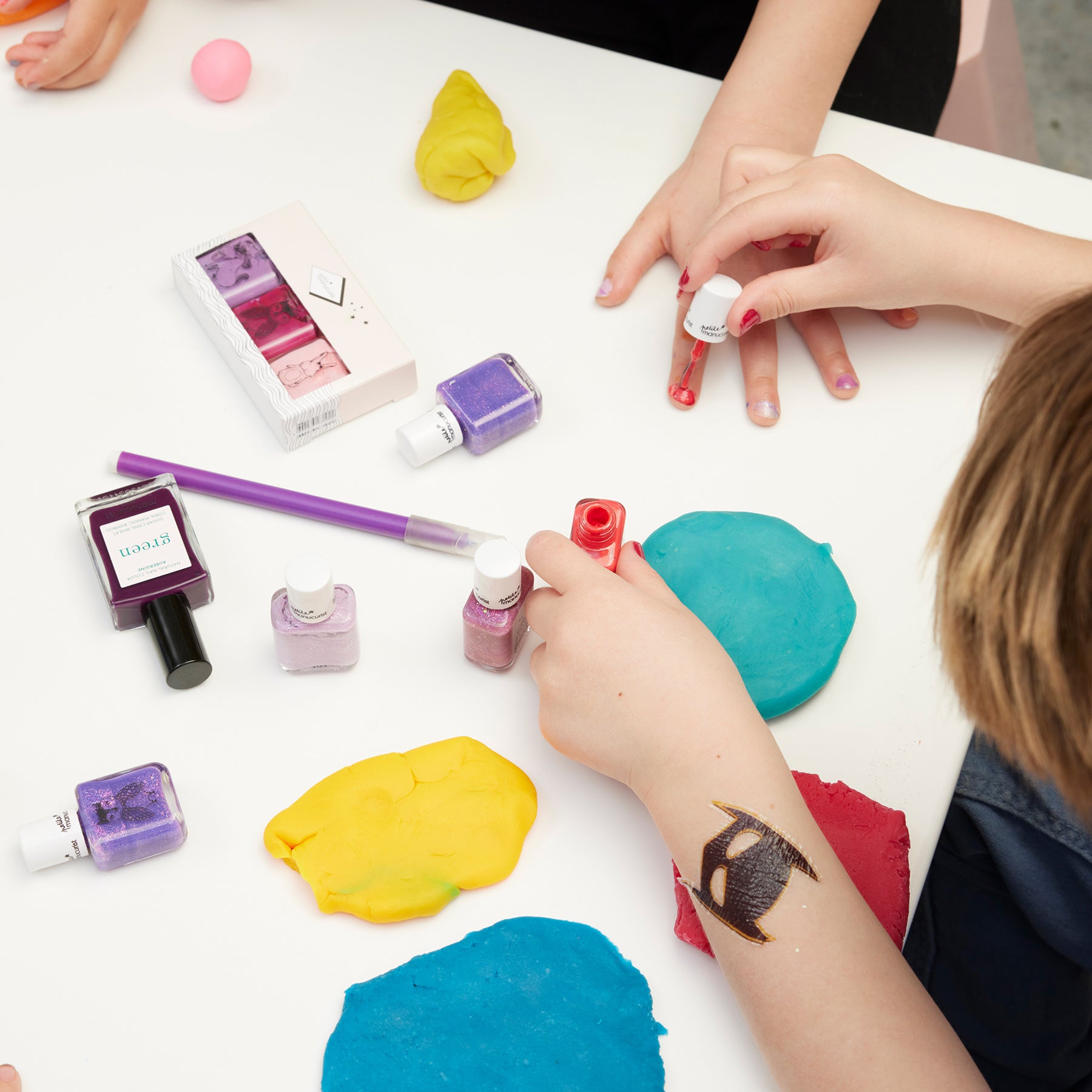 manicurist-rosie-la-lapine-vernis-enfants-rose-paillet image 5