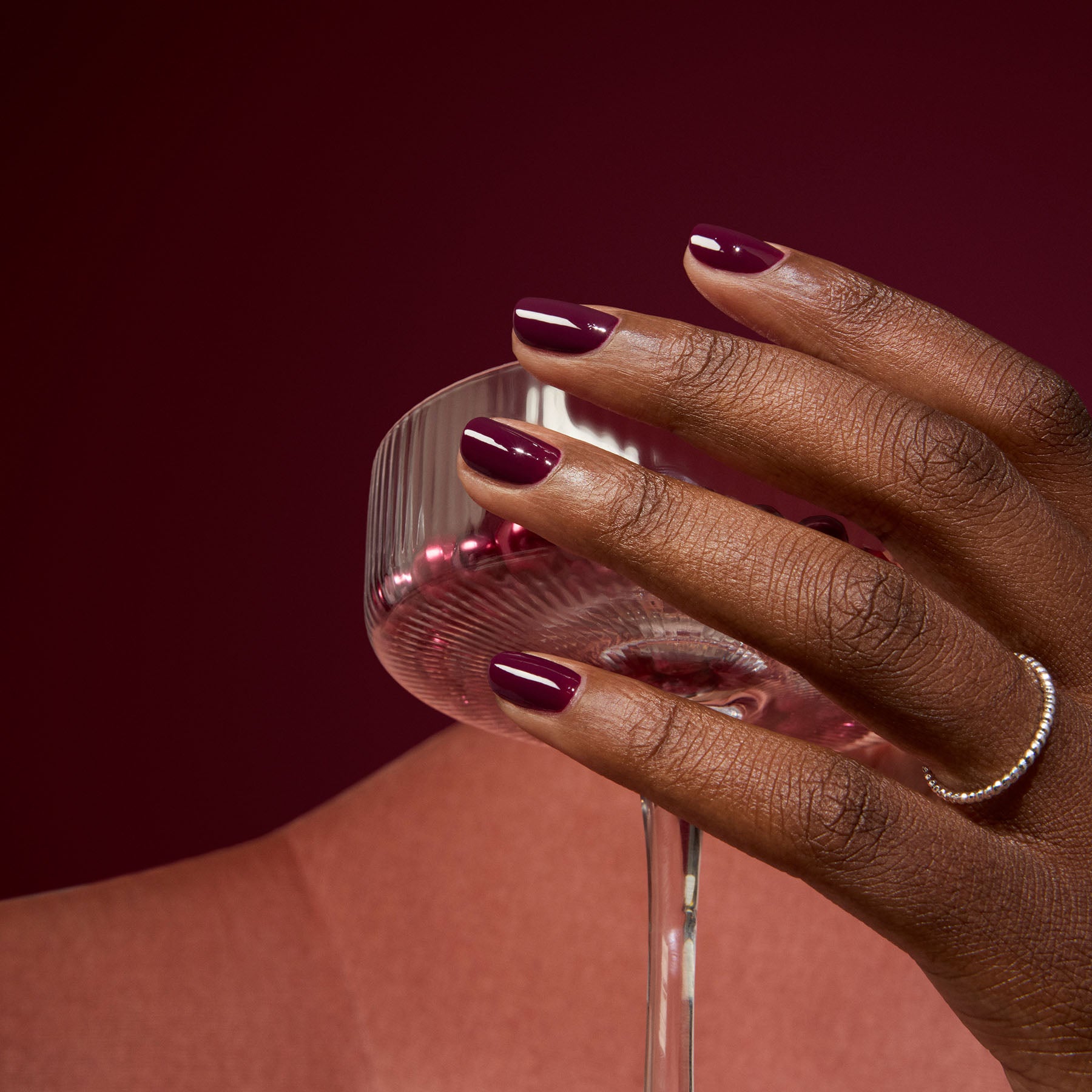 manicurist-green-prune-vernis-ongles-bordeaux image 2