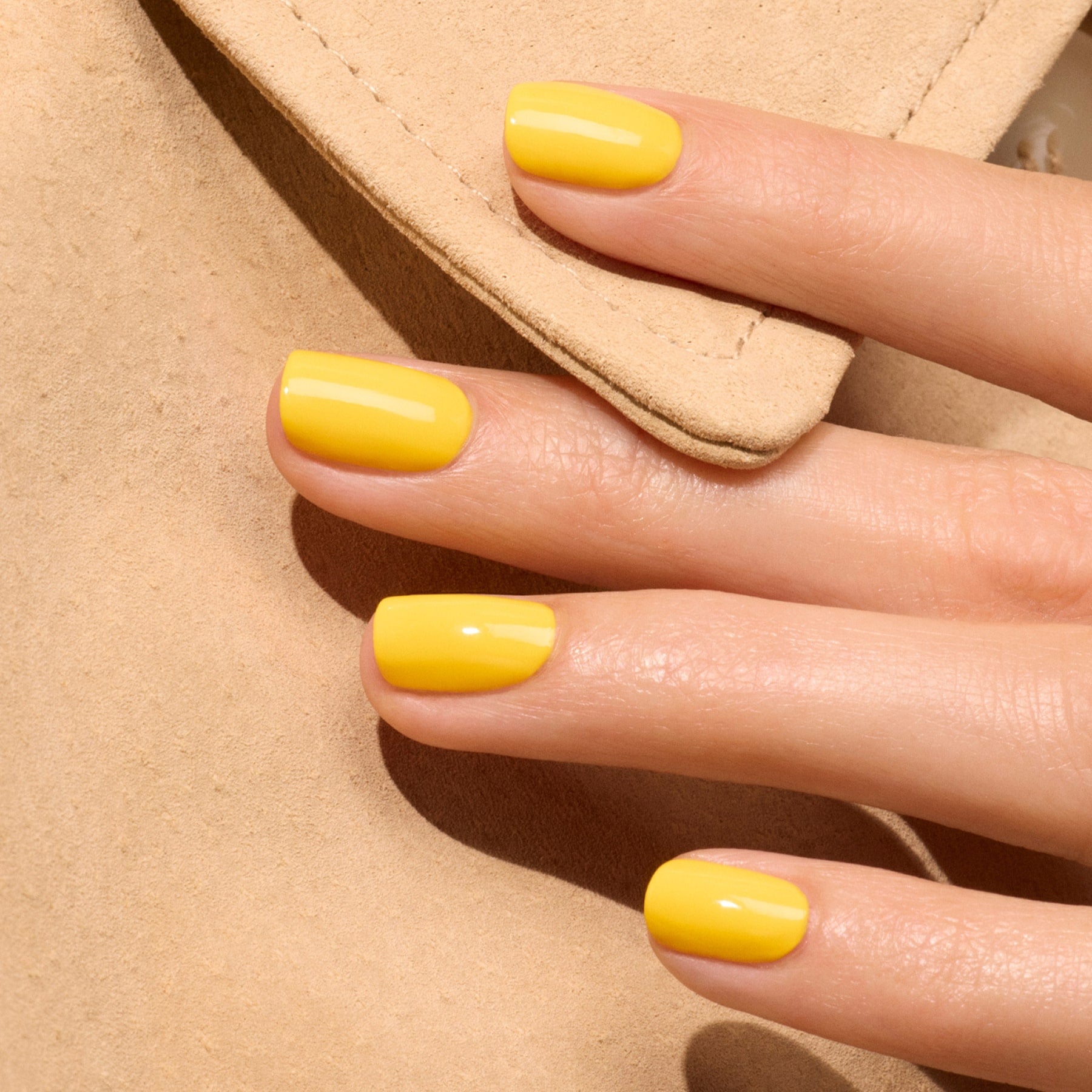 manicurist-green-flash-gold-button-vernis-semi-permanent-jaune image 2